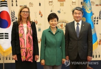 스웨덴 대사와 기념촬영하는 박 대통령