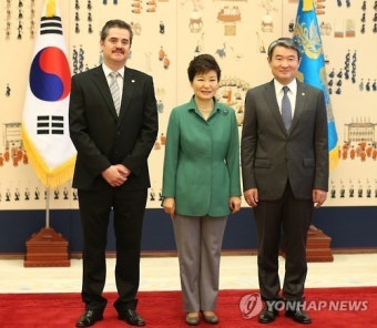 엘살바도르 대사와 기념촬영하는 박 대통령