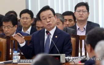 답변하는 박인용 장관