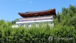 대나무숲으로 둘러쌓인 봉황루