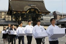 <70년만의 귀향>니시혼간지 법당 향하는 조선인 강제노동 희생자 유골