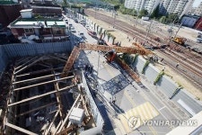 운행 중인 전철 덮쳤으면… 아찔했던 크레인 사고