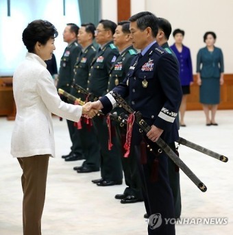 공군참모총장과 악수하는 박 대통령