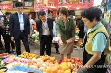김승희 식약처장, 명절 앞두고 전통시장 방문