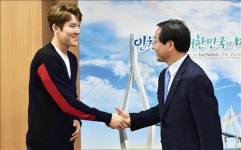 문학박태환수영장 명칭에서 박태환 안 뺀다