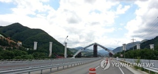 일출 형상의 원주∼강릉 철도 남대천교