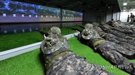 첨단훈련장비로 훈련 체험하는 참가자들