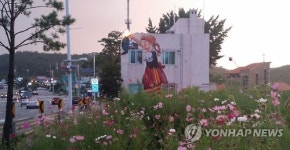 <카메라뉴스> 파출소 옆 나무에 물 주는 소녀