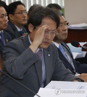 자료 살펴보는 조희연 교육감