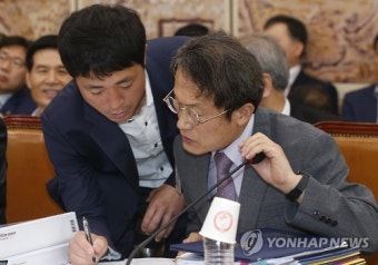 자료 살펴보는 조희연 교육감