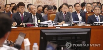답변하는 조희연 교육감