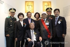 국립 전사박물관 방문한 예비역 대장