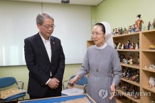 추석 맞이 서울시립고덕양로원 방문한 임종룡 금융위원장