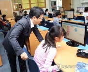 수업 참관하는 김재춘 차관