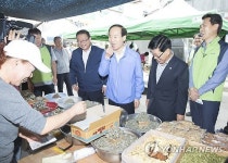 윤성규 환경장관, 대소전통시장 장보러 왔어요