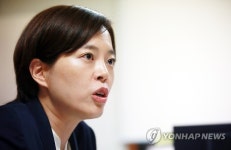 인터뷰하는 김성경 북한대학원대 교수