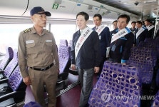 여객선 점검하는 유기준 장관