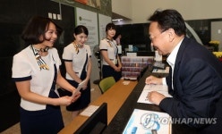 유일호 장관, 추석맞이 세종청사 일선근무자 격려