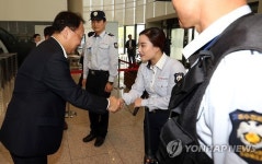 유일호 장관, 추석맞이 세종청사 일선근무자 격려