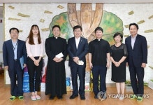 윤상직 장관, 전의요셉의 집 방문