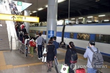 귀성 시작…김해공항·부산역·노포터미널 북적