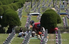 현충원 찾아 조상 넋 기리는 성묘객