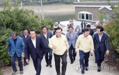 섬진댐 찾아 가뭄 상황 살피는 이동필 장관