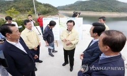 섬진댐 찾아 가뭄 상황 살피는 이동필 장관