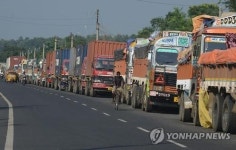 네팔 새헌법 반발사태에 무역로 막혀 석유 대란