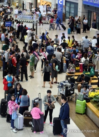 중국인관광객으로 붐비는 인천공항 입국장