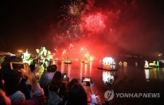 유등축제선전탑 | 화려한 유등과 불꽃…진주남강유등축제 개막
