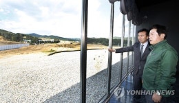 e편한세상 용인 한숲시티 현장전망대 찾은 용인시장-대림산업 사장