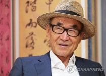인터뷰하는 고은 시인