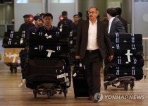 쿠웨이트공항 빠져나가는 슈틸리케 감독