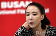 생각에 잠긴 강수연 집행위원장