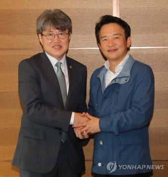 악수하는 유경준 통계청장-남경필 경기도지사