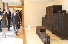 한국가구박물관 둘러보는 김종덕 장관과 플뢰르 펠르랭 장관