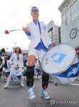 동대문축제에서 행진하는 라퍼커션