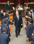 의원들과 인사하는 가우크 독일 대통령