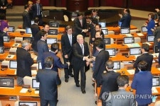 의원들과 인사하는 가우크 독일 대통령