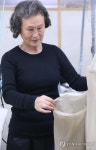 작업에 열중하는 진태옥 디자이너