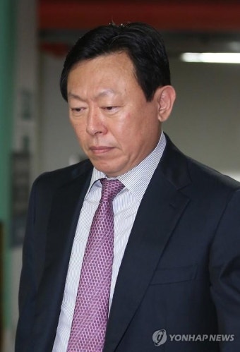 굳은 표정으로 출근하는 신동빈 롯데그룹 회장