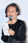 인사말 하는 진태옥 디자이너