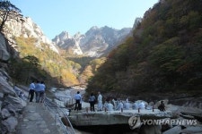 알록달록 오색 단풍으로 물든 금강산 옥류동