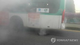 연기에 휩싸인 버스