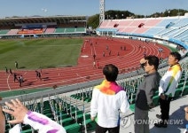 강릉 종합경기장 찾은 최명희 시장