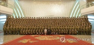 김정은·리설주 부부와 공훈국가합창단