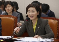 답변하는 김희정 장관