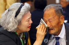 <이산상봉> 금강산 작별상봉 눈물 바다로…오래 사슈…(종합)