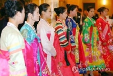<이산상봉> 형형색색 꽃단장 한 북측 접대원들
